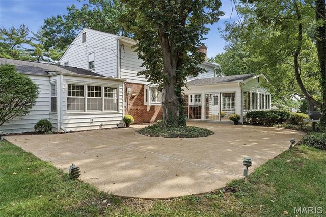 2073 Willow Leaf Drive, Frontenac, MO 63131