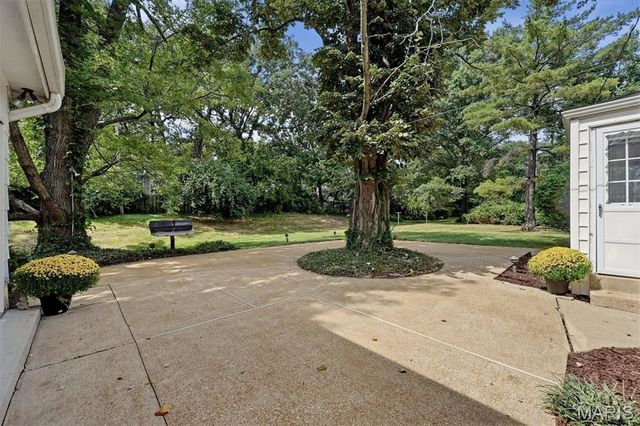 2073 Willow Leaf Drive, Frontenac, MO 63131