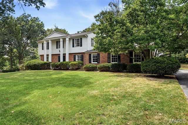 2073 Willow Leaf Drive, Frontenac, MO 63131