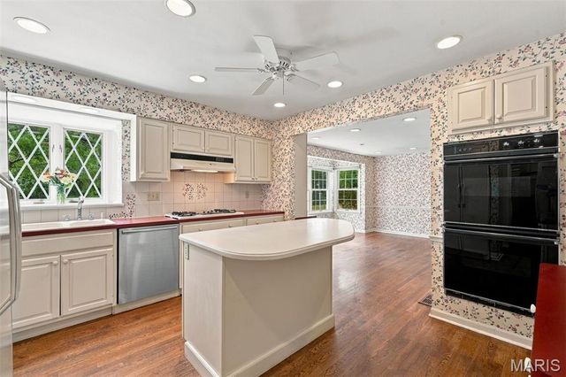 2073 Willow Leaf Drive, Frontenac, MO 63131