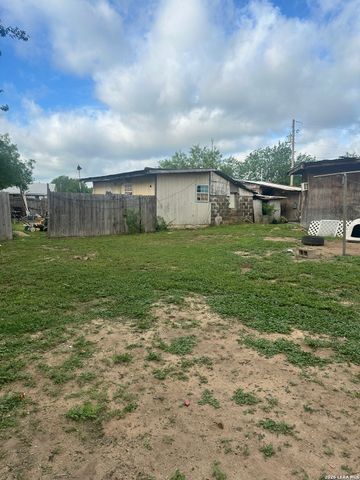 517 Avenue K, Poteet, TX 78065