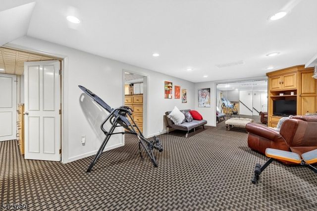 48 Tree Top Rd, Readington Twp., NJ 08889