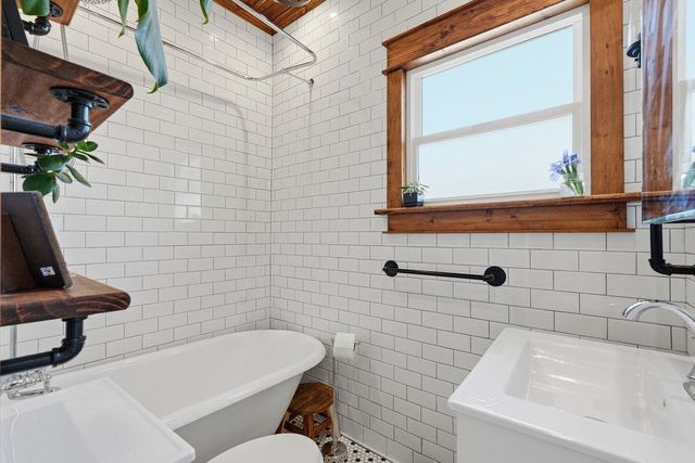 2323 N Wall St, Spokane, WA 99205