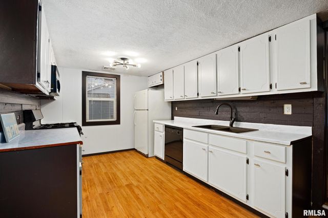 1223 S 8TH Street, Pekin, IL 61554