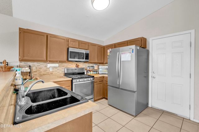 11701 FLOR DEL RIO Street, Socorro, TX 79927