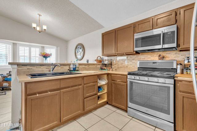 11701 FLOR DEL RIO Street, Socorro, TX 79927