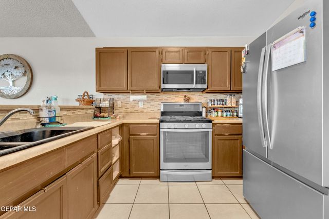 11701 FLOR DEL RIO Street, Socorro, TX 79927