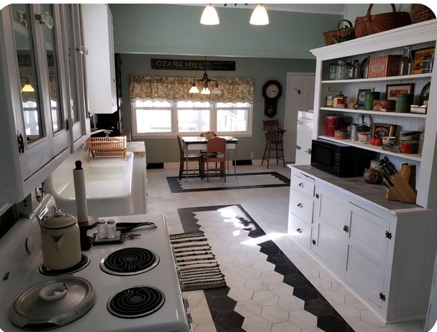202 E Robertson Street, Ozark, MO 65721