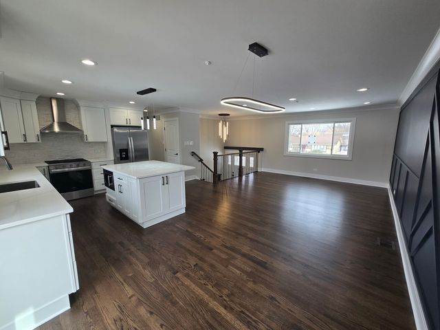 1570 Jefferson Road, Hoffman Estates, IL 60169