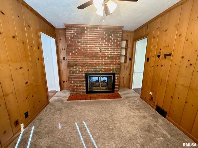 515 N 10TH Street, Petersburg, IL 62675