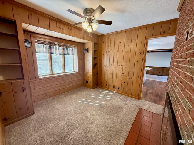 515 N 10TH Street, Petersburg, IL 62675