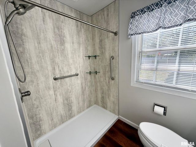 515 N 10TH Street, Petersburg, IL 62675