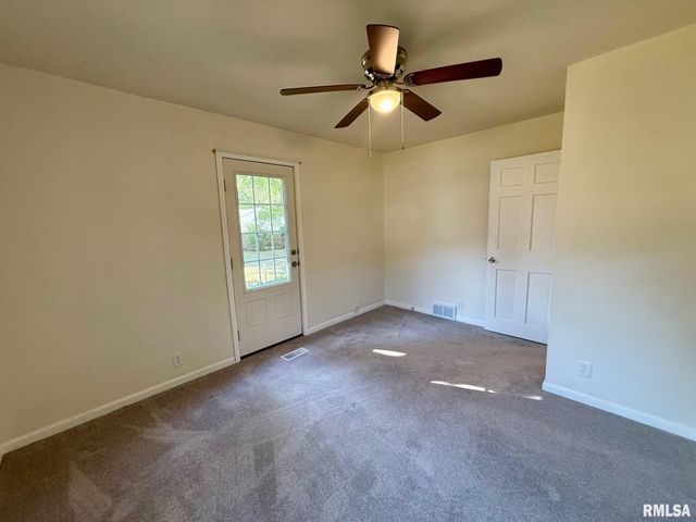 515 N 10TH Street, Petersburg, IL 62675