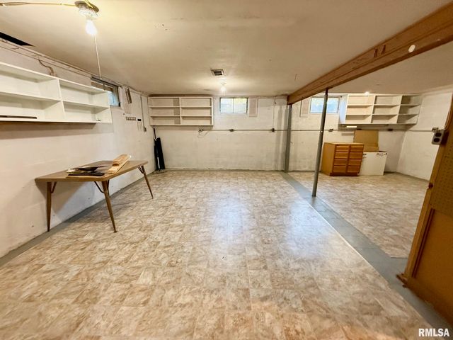 515 N 10TH Street, Petersburg, IL 62675