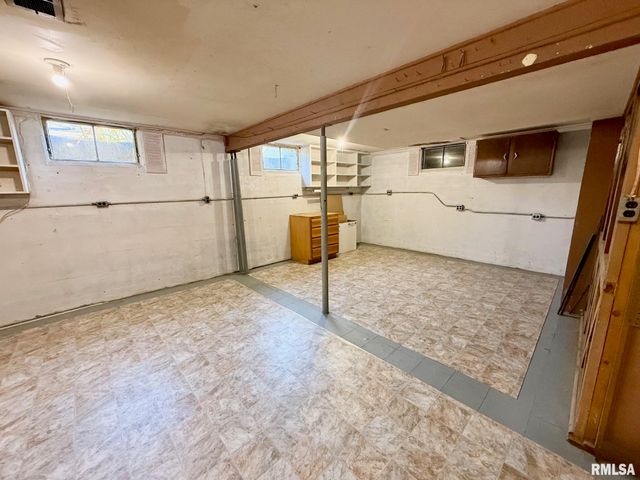 515 N 10TH Street, Petersburg, IL 62675