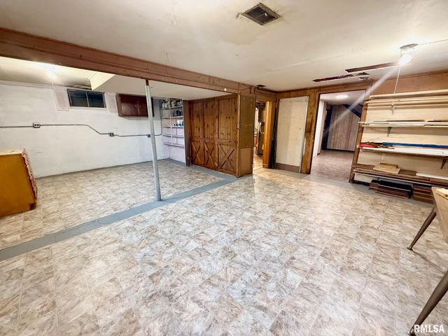 515 N 10TH Street, Petersburg, IL 62675