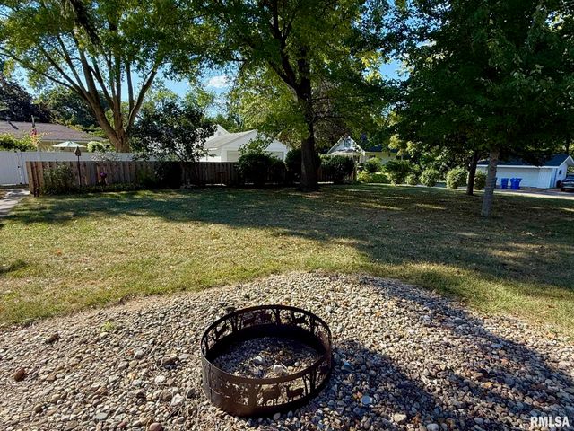 515 N 10TH Street, Petersburg, IL 62675