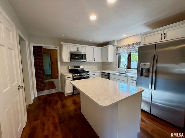 515 N 10TH Street, Petersburg, IL 62675