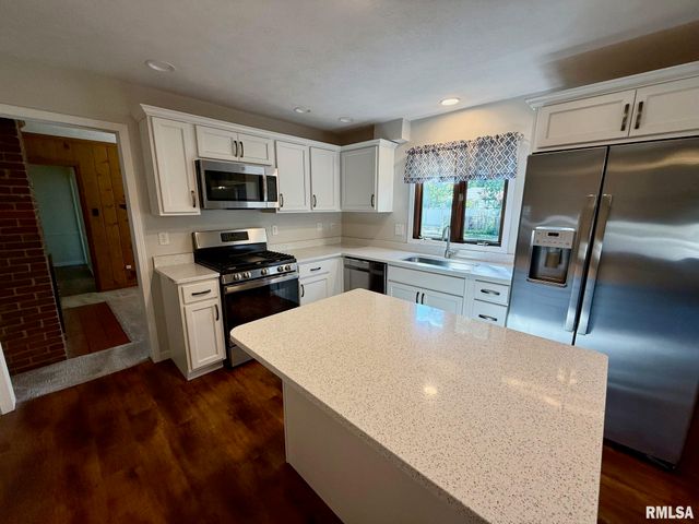 515 N 10TH Street, Petersburg, IL 62675