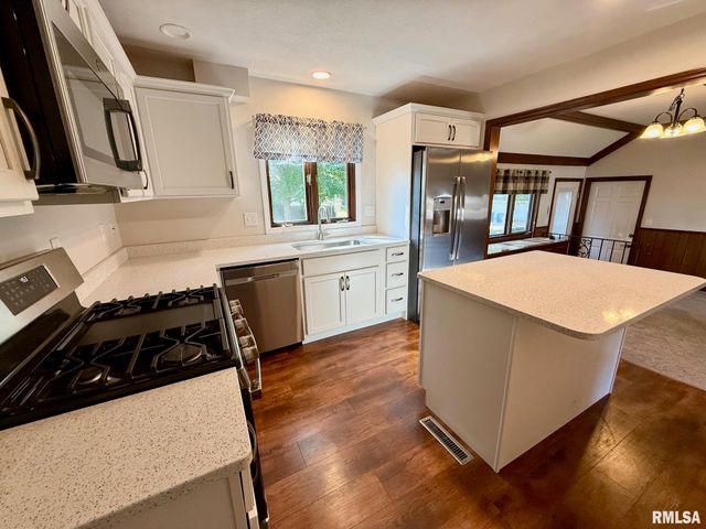 515 N 10TH Street, Petersburg, IL 62675