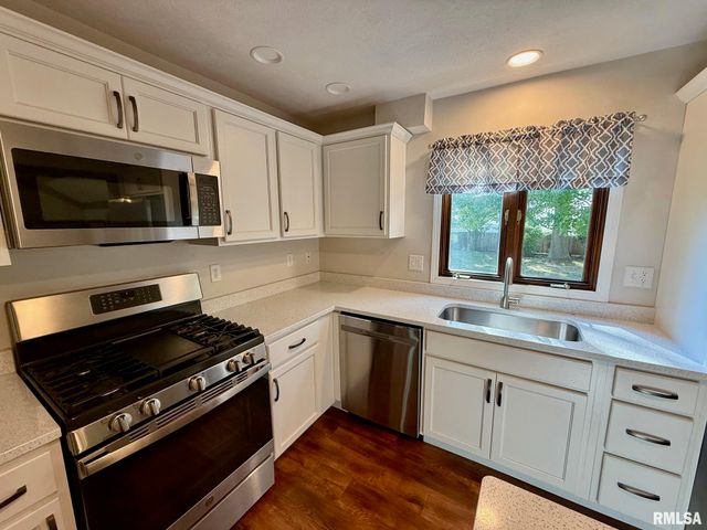 515 N 10TH Street, Petersburg, IL 62675