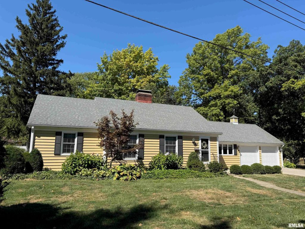 515 N 10TH Street, Petersburg, IL 62675