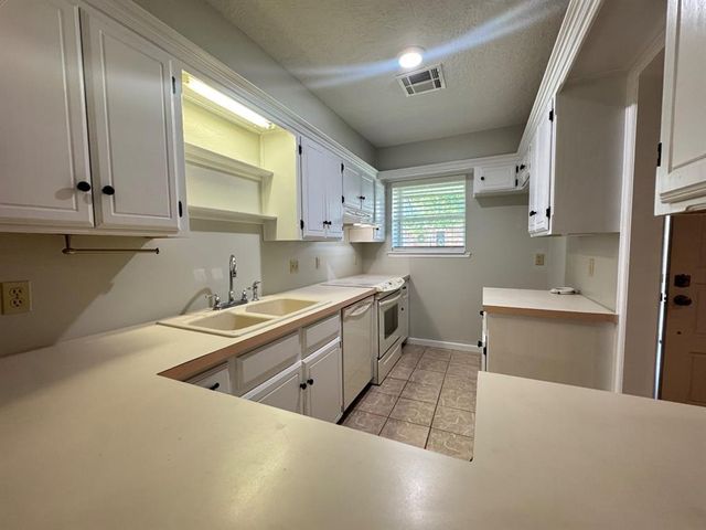 905 Rambling Oaks Drive, Norman, OK 73072