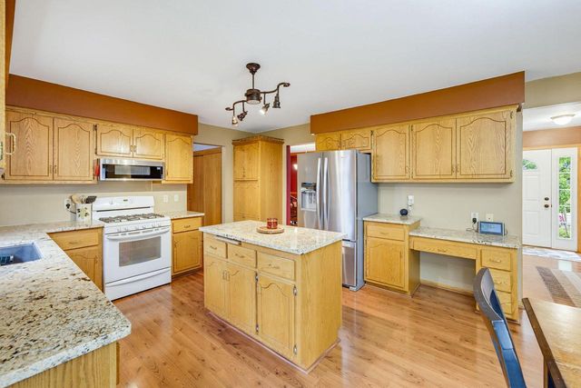 688 W Hickory LANE, Saukville, WI 53080