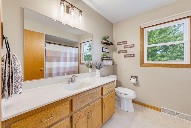 688 W Hickory LANE, Saukville, WI 53080