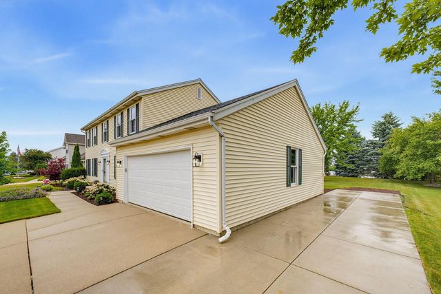 688 W Hickory LANE, Saukville, WI 53080