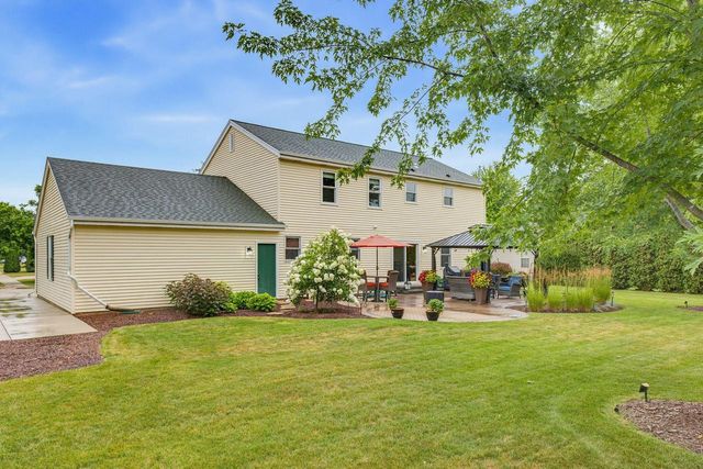 688 W Hickory LANE, Saukville, WI 53080