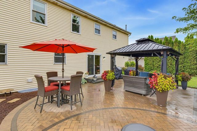 688 W Hickory LANE, Saukville, WI 53080