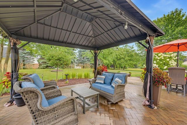 688 W Hickory LANE, Saukville, WI 53080