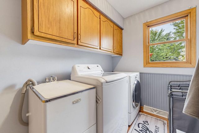 688 W Hickory LANE, Saukville, WI 53080