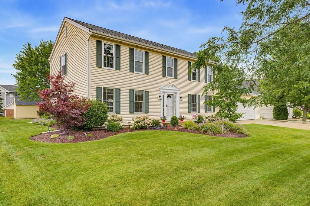 688 W Hickory LANE, Saukville, WI 53080