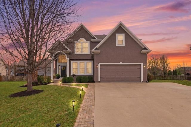 645 N Pine Circle, Gardner, KS 66030