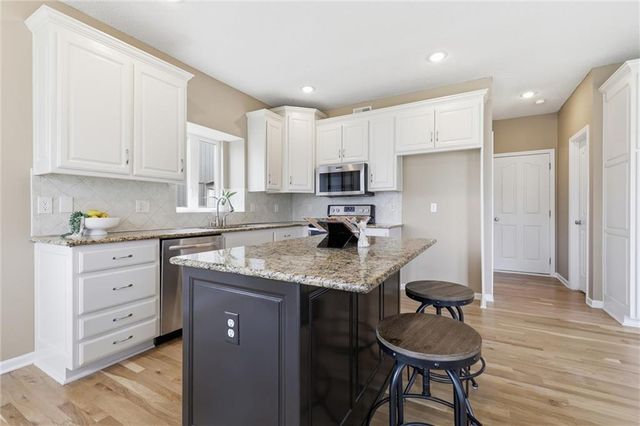 645 N Pine Circle, Gardner, KS 66030