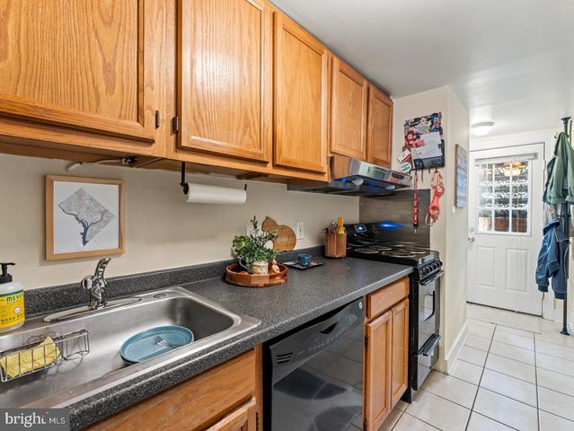 1414 SWANN ST NW, Washington, DC 20009