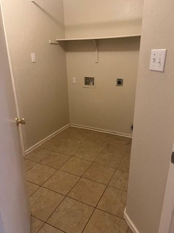 1101 Christopher Ave B, Round Rock, TX 78681