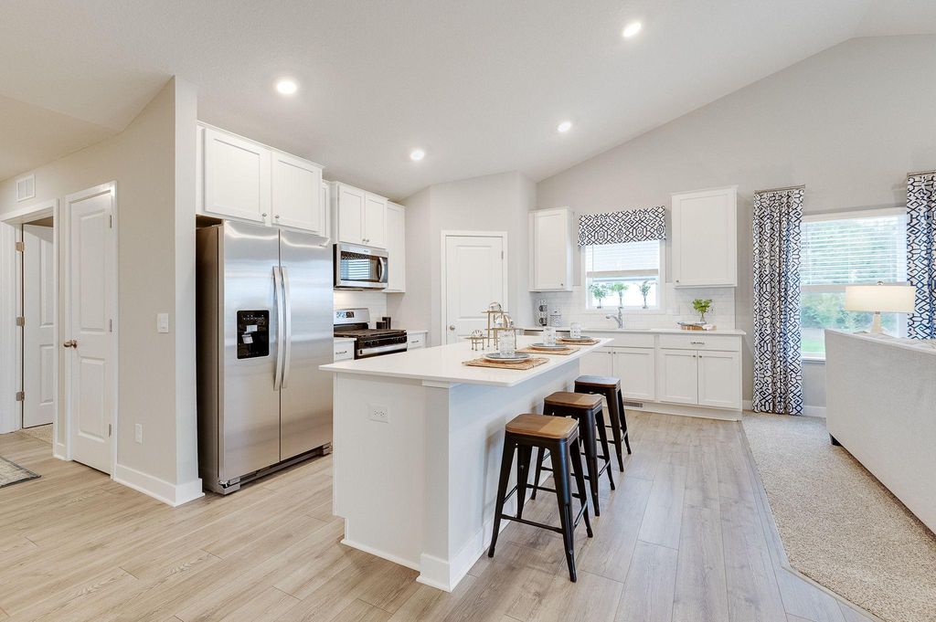 8200 Saddle Trail, Woodbury, MN 55129