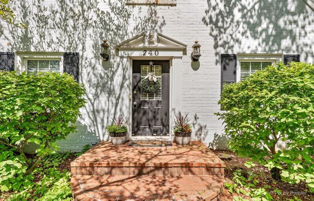 240 S McHenry Avenue, Crystal Lake, IL 60014