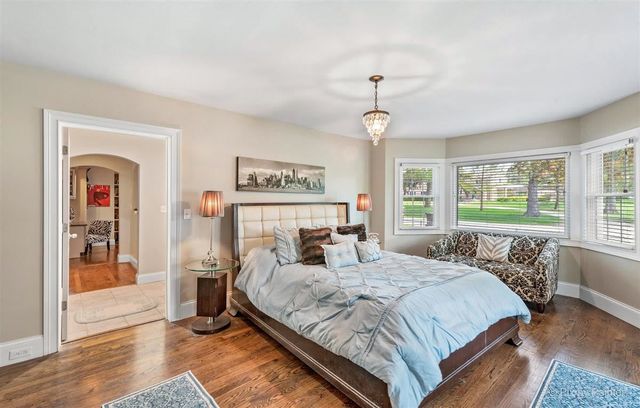 240 S McHenry Avenue, Crystal Lake, IL 60014