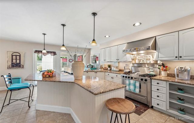 240 S McHenry Avenue, Crystal Lake, IL 60014