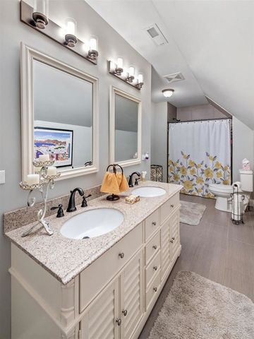 240 S McHenry Avenue, Crystal Lake, IL 60014