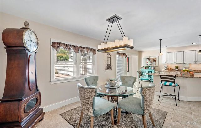 240 S McHenry Avenue, Crystal Lake, IL 60014