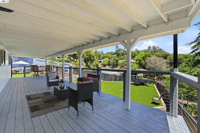 3910 Oak Hill Rd, Oakland, CA 94605