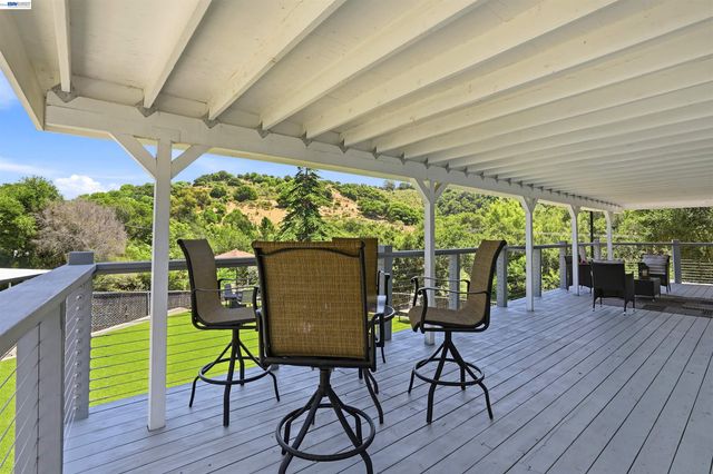 3910 Oak Hill Rd, Oakland, CA 94605