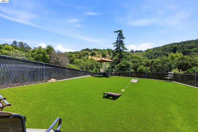 3910 Oak Hill Rd, Oakland, CA 94605