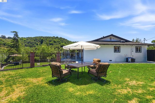 3910 Oak Hill Rd, Oakland, CA 94605