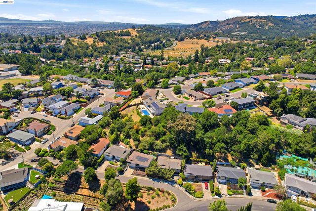 3910 Oak Hill Rd, Oakland, CA 94605